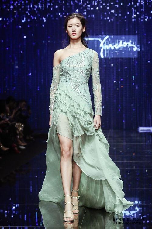 电影超模风云在线观看,时尚界的璀璨舞台